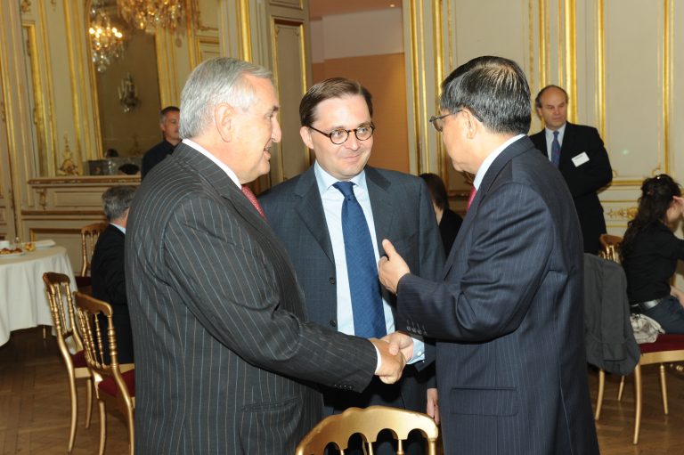 Fabien Baussart between Jean-Pierre Raffarin, former French PM and Long Yongtu, chief negotiator for China’s accession into the WTO.